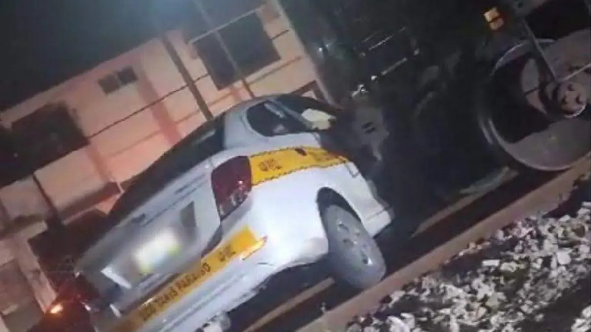 Tren impacta a un taxi y lesiona a una persona en Tampico  